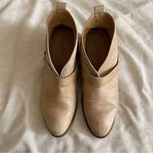 Koolaburra Santa Barbara Dame Harness Bootie